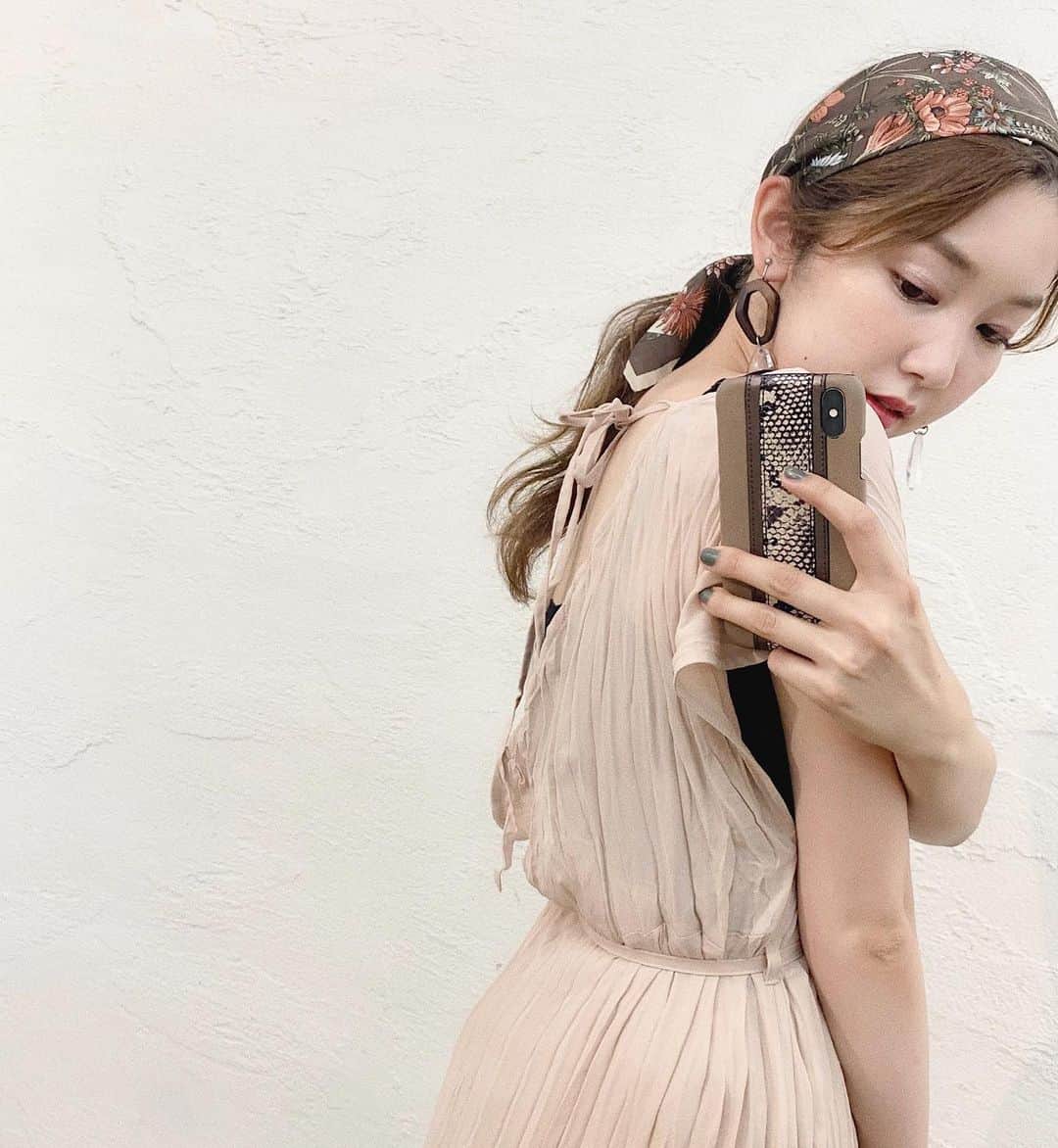 mina hinokuchiのインスタグラム：「. 明日はこのセットアップ買うって決めてる🌿🌱 . 2.3年ぶりにアイコン変えました☀︎ #whoswhochico #salonbychico #フーズフーチコ #mina_chicode #横浜 #横浜ルミネ #スカーフ #スカーフアレンジ」