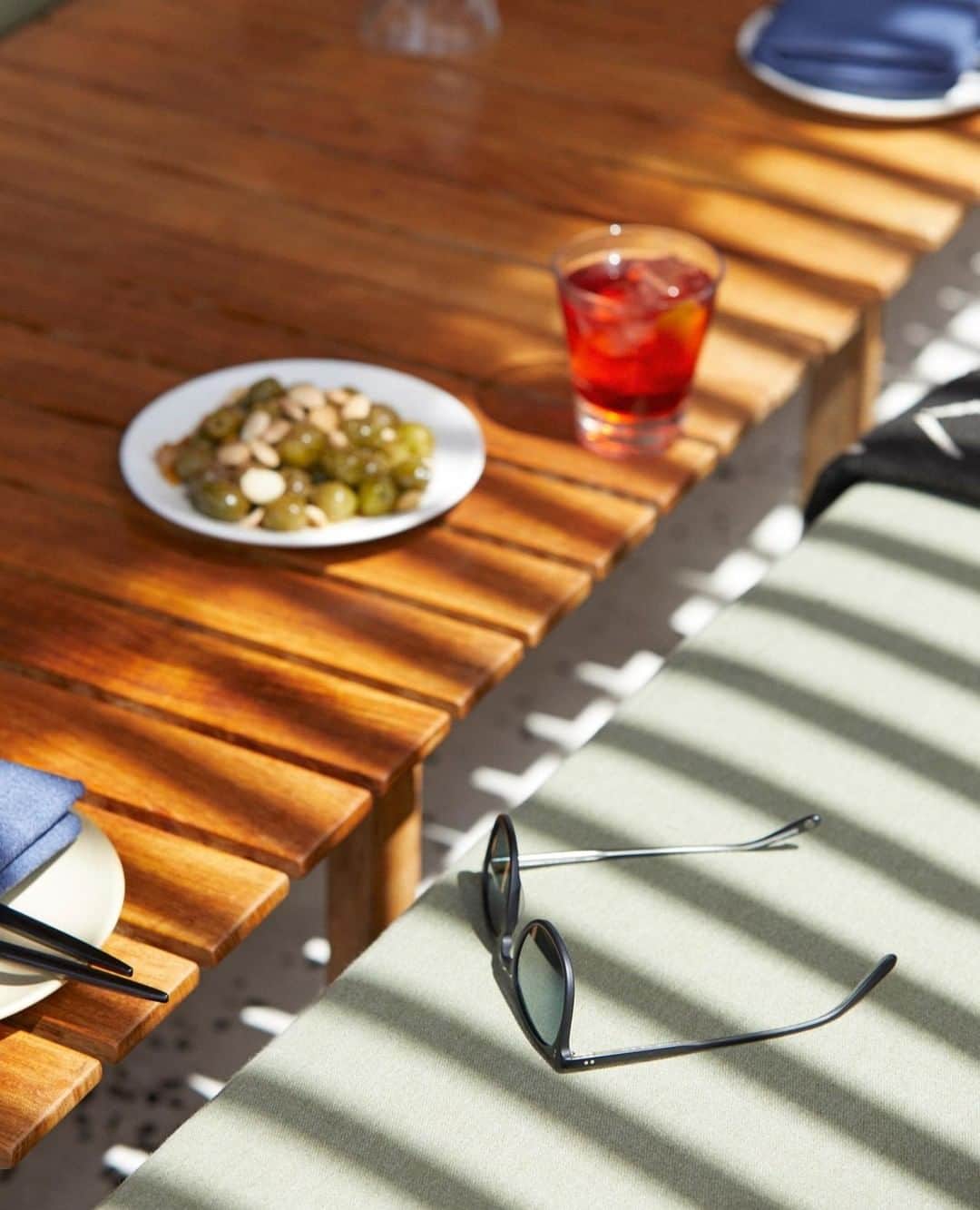 MR PORTERのインスタグラム：「Pass the olives. A look behind the scenes at this week's Journal cover shoot with @alanui founder, Mr @nicolo_oddi. Head to the link in bio to read the designer's love letter to LA. #MRPORTERJournal ⁠ -⁠ 📷 Mr @backyardbill at @elephante⁠」