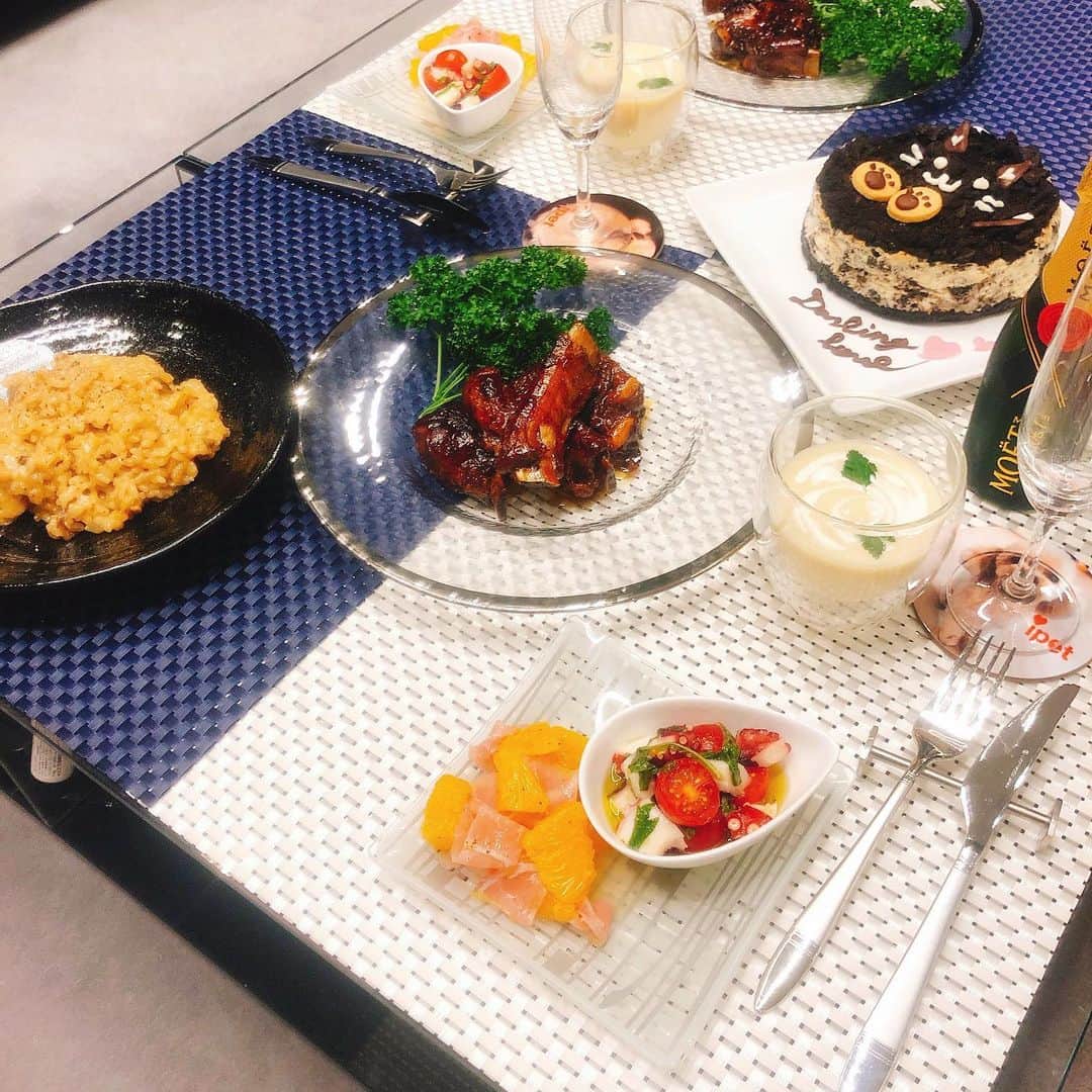 岡田栞奈のインスタグラム：「Half anniversary🎉 いつもありがとう😊❤️ ・ ・ ----------------------- メニューは ・ポルチーニリゾット ・スペアリブ ・ヴィシソワーズ ・生ハムとオレンジの冷菜 ・トマトとタコのマリネ ・オレオチーズケーキ ----------------------- 今日は失敗も時間オーバーも なく全部出来たから150点を 自分でつけます‼️笑笑 本当に料理好きすぎて キッチンが相方。 スペアリブ沢山作ったのに全部食べてくれた😭💕 嬉しすぎる💕💕💕 #ハーフアニバーサリー #手料理 #主婦 #主婦ご飯 #記念日ご飯 #かんなごはん #スペアリブ #2時間コトコト #ポルチーニリゾット #料理好きな人と繋がりたい #料理好き」