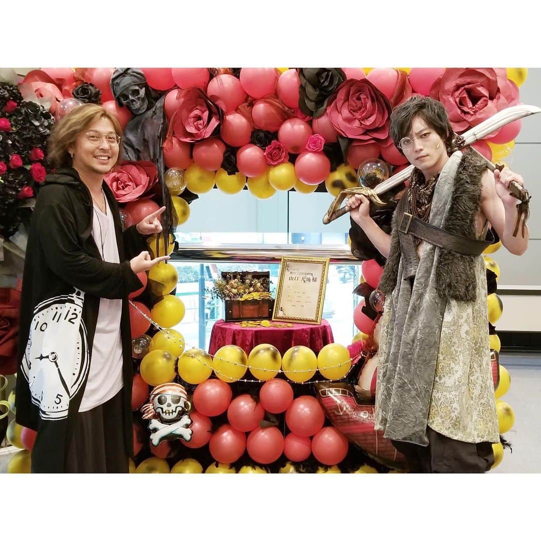 山口大地さんのインスタグラム写真 - (山口大地Instagram)「舞台「PANDORA」﻿ ﻿ 控えめに言っても﻿ ﻿ 最っ高の﻿ ﻿ 初日でした。﻿ ﻿ こんなにワクワクさせられる航海﻿ これから役者人生で何回あるだろうか。﻿ ﻿ 素敵なお花に心から感動しました。﻿ 生涯の宝です。﻿ ﻿ 演出、ドン・ジョバンニ役の西田大輔さんと」7月11日 23時32分 - yamaguchidaichi_official