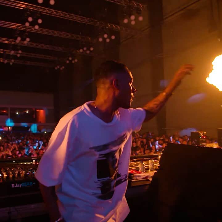 サネリー・ジェームズのインスタグラム：「‘KNEITER’ is OUT NOW!! 3rd tune of the #LoveDanceFeelEp. Curious about the other tracks? Hit the LINK IN BIO!! ;)」