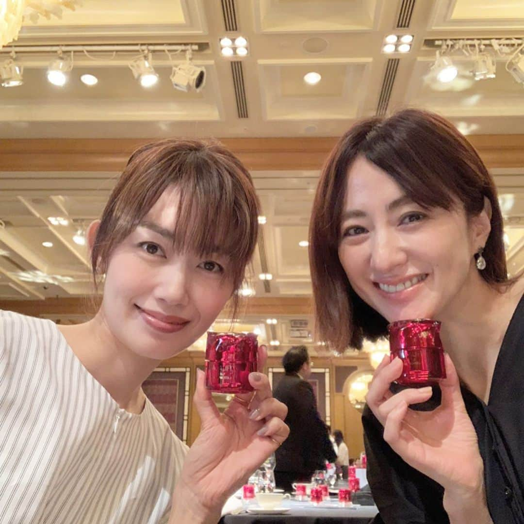 前田ゆかさんのインスタグラム写真 - (前田ゆかInstagram)「アスタリフトから #ジェリーアクアリスタ が進化して リニューアル✨✨ ・ ・ 新ジェリーの進化点は、 ストレスによって減るセラミドを  #アセンヤクエキス を新たにセラミドを生み出す力を新配合  #世界最小Wヒト型ナノセラミド  を10%増量し 補う力をさらに向上⤴︎ 革新的なWアプローチで肌の土台を整え、年齢にストレスに負けない肌へ。  期待の新発売は 2019.9.1  同じ事務所になった✨武藤京子さんと一緒に #アスタリフト  #astalift  #jellyaquarysta #セラミド #富士フィルム」7月11日 23時44分 - maeyuka