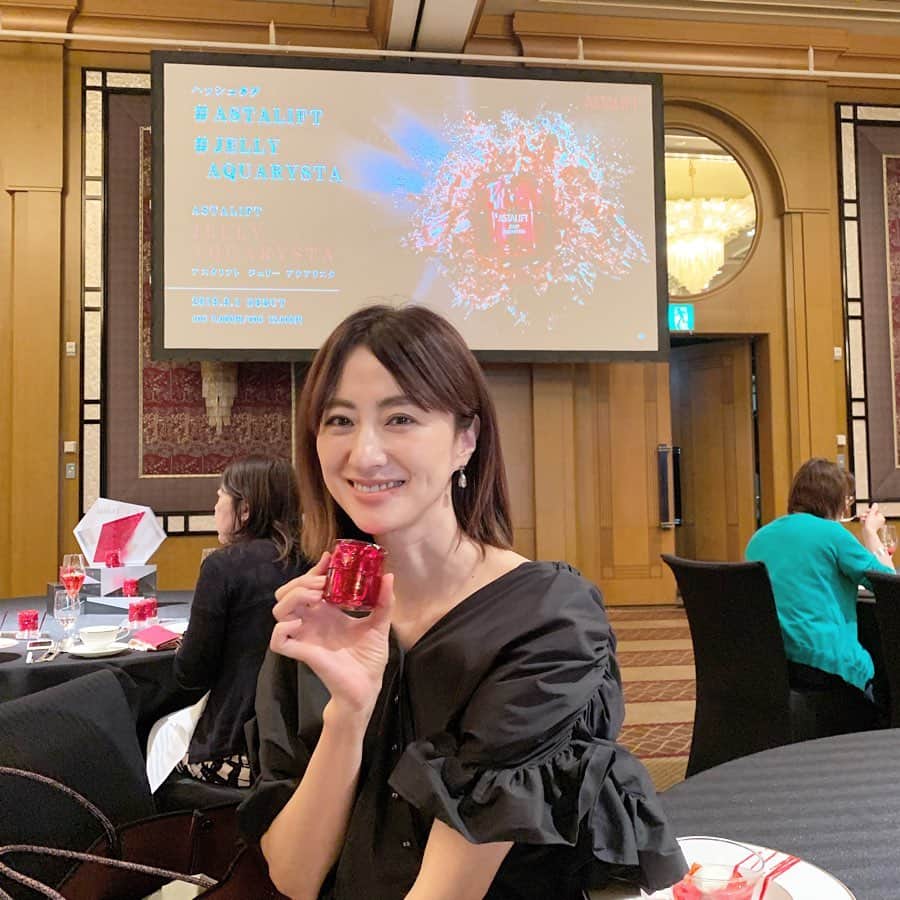 前田ゆかのインスタグラム：「アスタリフトから #ジェリーアクアリスタ が進化して リニューアル✨✨ ・ ・ 新ジェリーの進化点は、 ストレスによって減るセラミドを  #アセンヤクエキス を新たにセラミドを生み出す力を新配合  #世界最小Wヒト型ナノセラミド  を10%増量し 補う力をさらに向上⤴︎ 革新的なWアプローチで肌の土台を整え、年齢にストレスに負けない肌へ。  期待の新発売は 2019.9.1  同じ事務所になった✨武藤京子さんと一緒に #アスタリフト  #astalift  #jellyaquarysta #セラミド #富士フィルム」