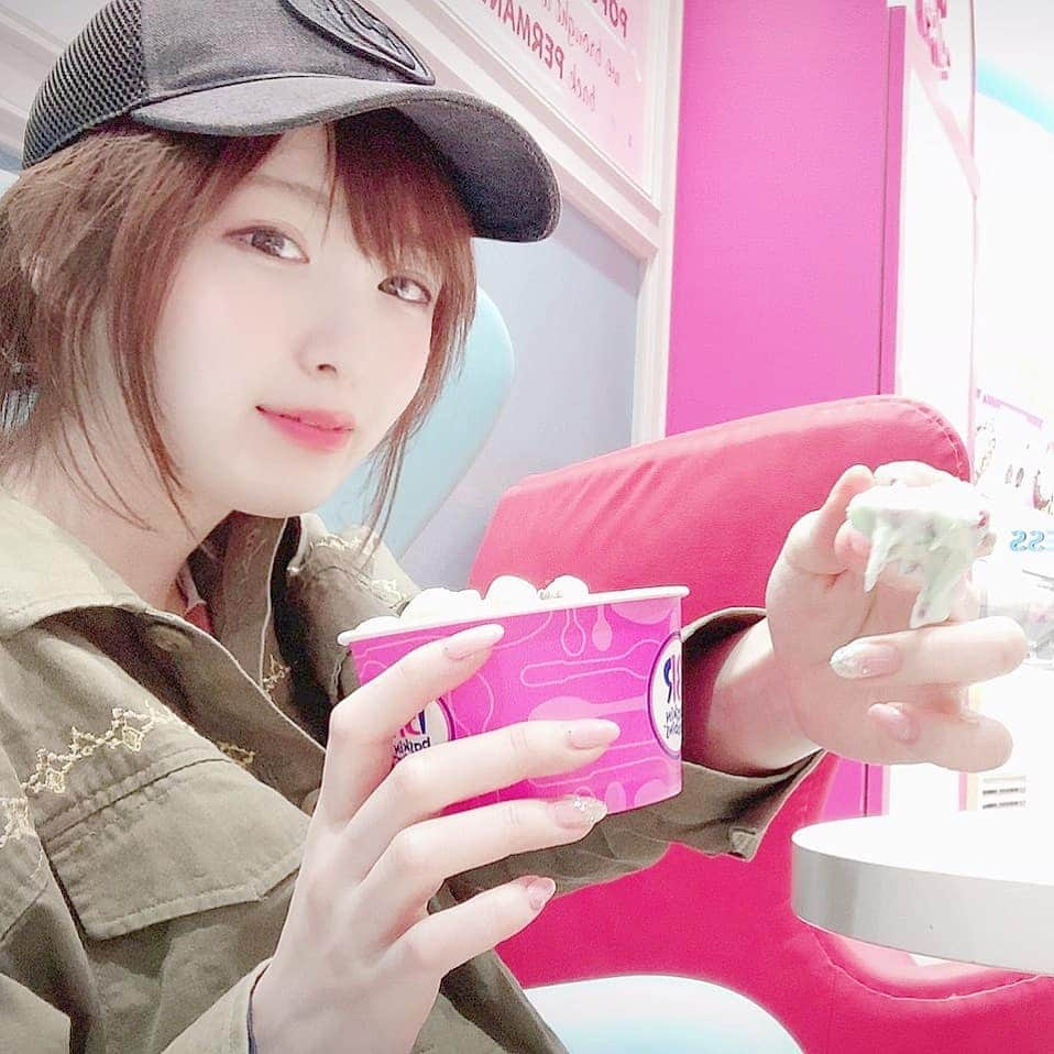 小田桐奈々さんのインスタグラム写真 - (小田桐奈々Instagram)「* * 「あーん」の図。 ポッピングシャワーはすきかい？🍨☺ * * 🍡🍡🍡 * 前回のポストへのあたたかいコメントやいいねなど、ありがとうございました😣✨ぺるにゃんについてはアメブロではもっと前に更新した記事の中でご報告していたのですが、意外とブログ更新気付いてない方もいるのかな？！と思ったので、なないろぶろぐ、良ければ読んでみてね…！ * 🍡🍡🍡 * * * #キャップ #キャップ女子 #miumiu #miumiucap #miumiu #31 #31アイスクリーム #サーティワン #サーティワンアイスクリーム #サーティワンアイス #ポッピングシャワー #ポッピングシャワー大好き #ポッピングシャワーは外せない #あーん #mercuryduo #マーキュリーデュオ #カジュアルスタイル #カジュアルコーデ #カジュアル女子 #アイス好き #アイスらぶ #アイス🍨 #1日1アイス #毎日アイス #毎日アイスクリーム」7月11日 23時41分 - odagirinana