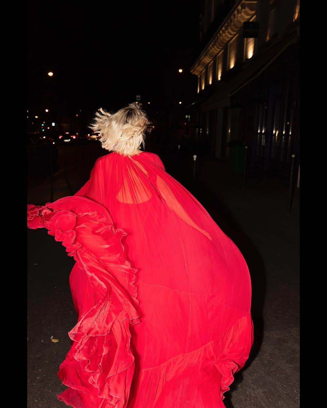 キャロライン・ヴリーランドさんのインスタグラム写真 - (キャロライン・ヴリーランドInstagram)「Dancing in the street in @giambattistavalli in Paris last week 💃🏼 photography by @guillaumethomasparis」7月11日 23時45分 - carolinevreeland