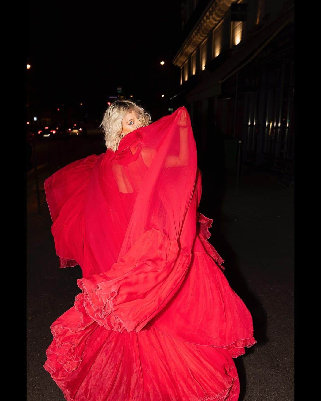 キャロライン・ヴリーランドさんのインスタグラム写真 - (キャロライン・ヴリーランドInstagram)「Dancing in the street in @giambattistavalli in Paris last week 💃🏼 photography by @guillaumethomasparis」7月11日 23時45分 - carolinevreeland