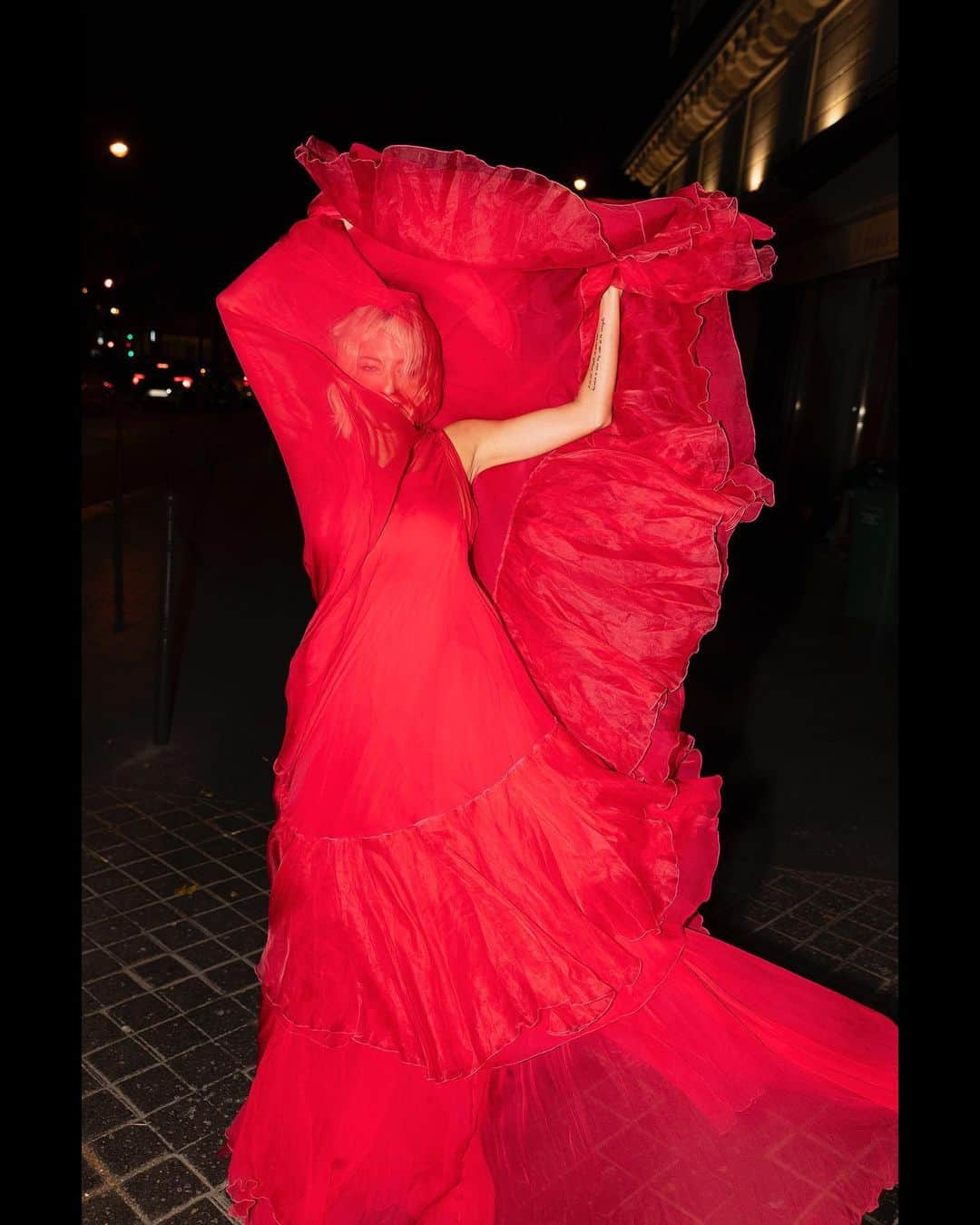 キャロライン・ヴリーランドさんのインスタグラム写真 - (キャロライン・ヴリーランドInstagram)「Dancing in the street in @giambattistavalli in Paris last week 💃🏼 photography by @guillaumethomasparis」7月11日 23時45分 - carolinevreeland