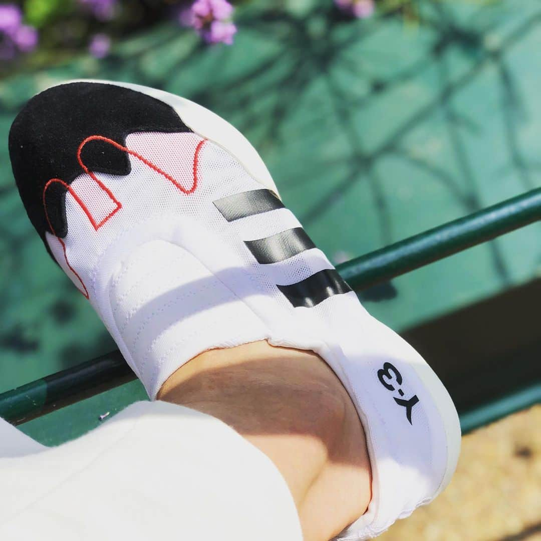 伊達公子さんのインスタグラム写真 - (伊達公子Instagram)「Wimbledonに持ってきているadidasのY3シューズ！ みんなからかわいいって。履いてる自分でも毎日、会場まで歩いて通っているけど履きやすくお気に入り！ #伊達公子 #kimikodate #テニス #テニスプレイヤー #テニスプレーヤー #tennis #tennisplayer #instatennis #instasports #adidas #adidasjapan #y3 #wimbledon #wimbledon2019」7月11日 23時50分 - kimiko.date