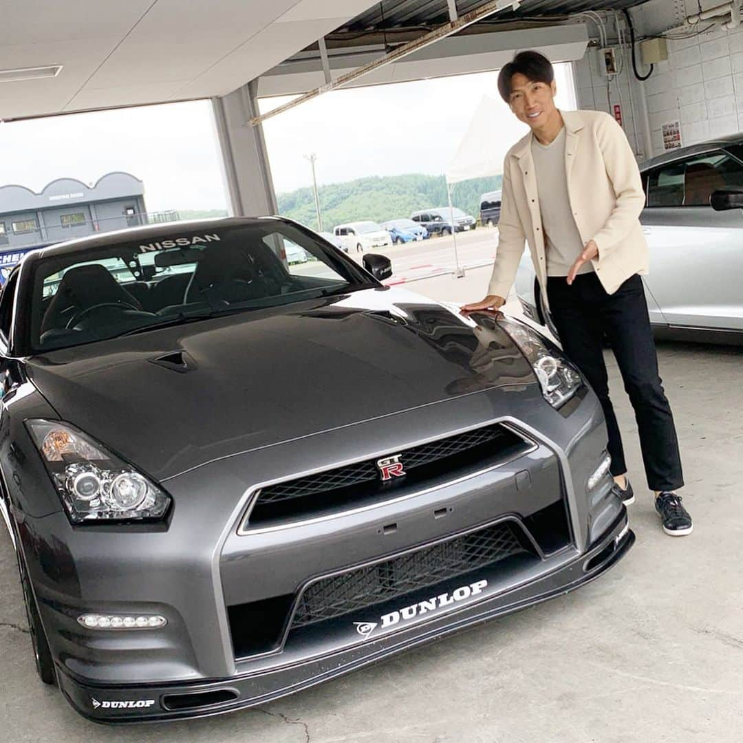 波戸康広さんのインスタグラム写真 - (波戸康広Instagram)「・﻿ 日産GT-R﻿ ﻿ レーサーになりたいと思った…😎﻿ ﻿ ﻿ ﻿ #nissan #日産自動車 #日産GT-R #gtr #sugo ﻿ #仙台﻿ #サーキット #波戸康広 #instaphotos﻿ #レーシングドライバー ﻿＃f1ドライバー ﻿ #鈴木利男 ﻿#instagood #スピードスター﻿ ﻿ ﻿ ➖➖➖➖➖➖➖➖➖➖➖➖➖➖﻿﻿ ﻿﻿﻿ 波戸康広 公式ウェブショップはプロフィールから👆﻿﻿﻿ 無料メルマガのご登録で、ここでしか語らないことを配信中‼️﻿﻿﻿ プレゼントキャンペーンの応募もできます💡﻿﻿﻿ 是非遊びに来てね✌️✨﻿﻿」7月12日 0時01分 - hato.official