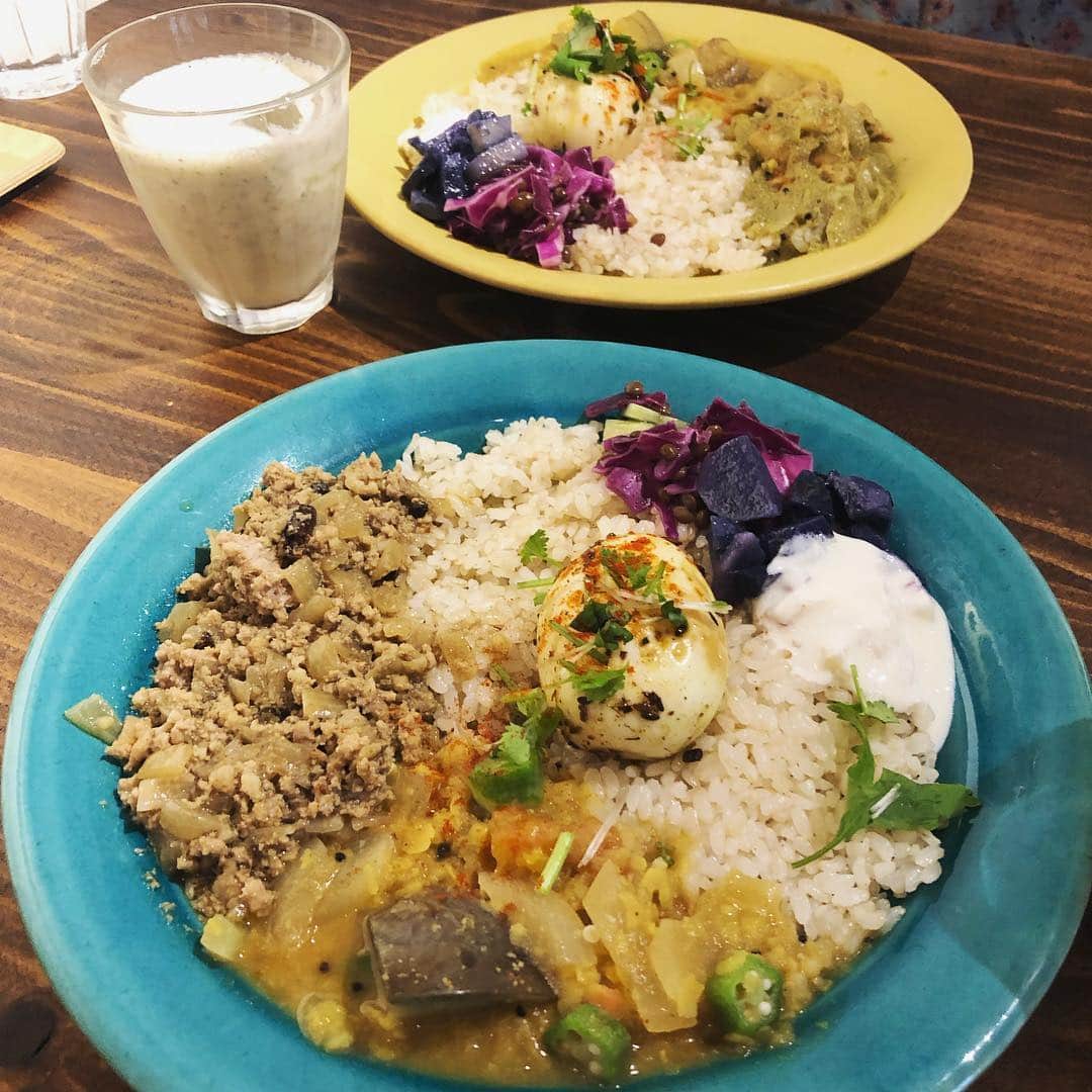押田瑞穂のインスタグラム：「念願のandCURRYへ ペッパーポークキーマとサンバルのあいがけ🍛🍛🍛ゆきなちゃんのカレーはスパイシーだけど優しい味🤤  レシピ本も買えたし今年の夏はいろんなカレー作ろ！！ #andcurry#curry#spice#カレー#カレー好き#カレー部#カレー巡り」