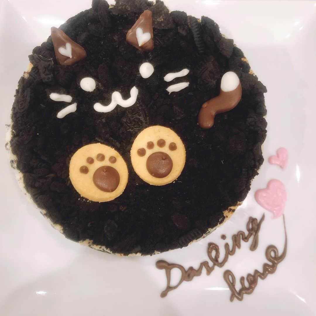 岡田栞奈のインスタグラム：「オレオケーキ🎂 猫。🐈 なんで猫なん。って突っ込まれた笑笑 作りながら思ったそれ← 娘たちごめんよ。。。(犬3頭の飼い主) #ケーキ #手作りケーキ #オレオケーキ #チーズケーキ #猫 #今度は犬にします」
