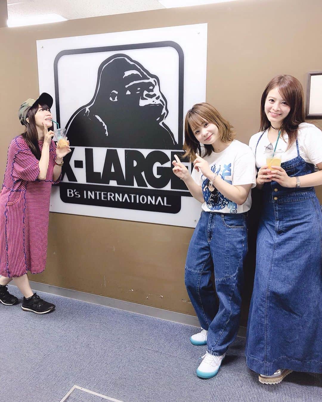 ぱいぱいでか美のインスタグラム：「まなてぃがXLARGEの展示会連れてってくれました❤︎ 春菜めぐみちゃんとは初めましてだったー！ ꙳ #XLARGE #exhibition  #真奈 #春菜めぐみ ちゃん ꙳ 写真でも被ってる迷彩のキャップ XLARGEのなんだけど形が深めですき❤︎ ロゴの入ったTシャツとか、 宇宙服っぽい配色が可愛いパンツとか つけてきたよーん✔️ パンツは届くの12月だからまだ真夏も来てないのに冬の服だよ… 生きていくって楽しいですね… 四季折々最高〜 まなてぃ連れてってくれてありがとうございました！ めぐみちゃんも会えてよかったー☻ LARGEのみなさんも面白くて優しい方ばかりでしたっ」