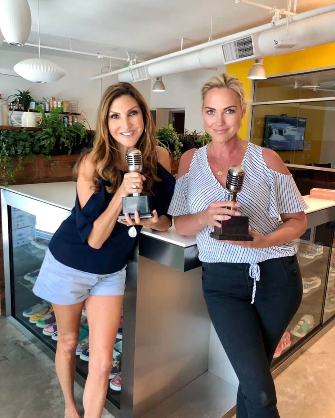 ヘザー・マクドナルドのインスタグラム：「Juicy Scoopers, you are going to love today’s brand new episode! Megan Weaver, Jeff Lewis’ designer and co star on Bravo’s Flipping Out, came in for a hilarious interview about how she met Jeff, valuable design tips, and more! We also recap The Real Housewives of Beverly Hill’s finale, New York & OC, and horrible fertility embryo mishaps. Swipe to see the phallic marble @megancatalina noticed in the RHOBH finale. Enjoy this super juicy episode and tell me your favorite part!」