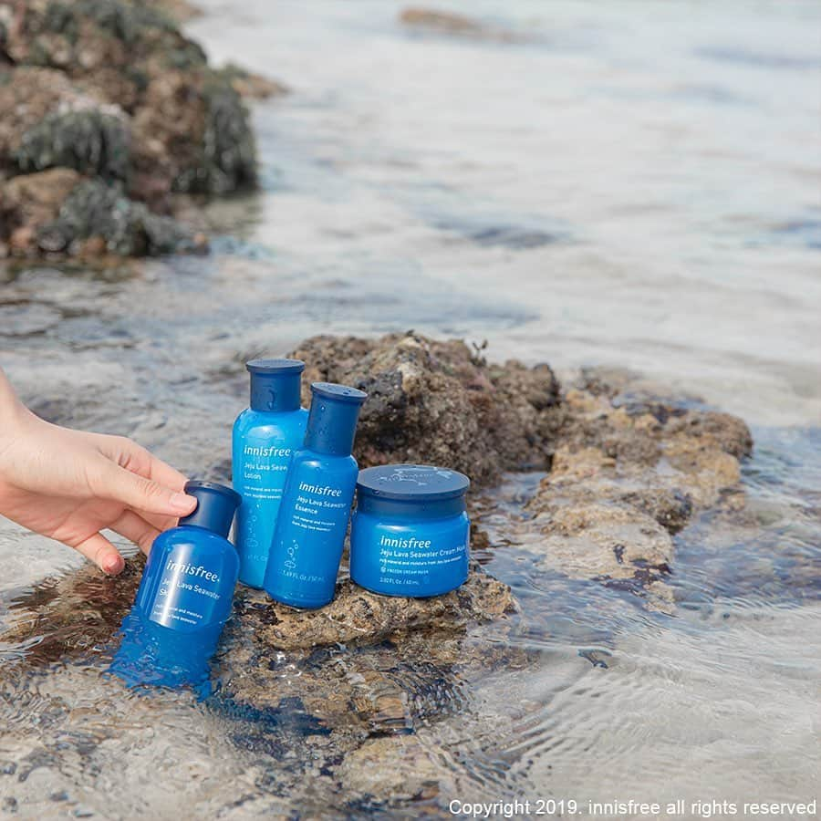 innisfree official (이니스프리) さんのインスタグラム写真 - (innisfree official (이니스프리) Instagram)「Healthy and resilient skin with  unwavering energy of the sea  변하지 않는 바다의 에너지가 #제주용암해수 가 되었어요!」7月11日 15時00分 - innisfreeofficial