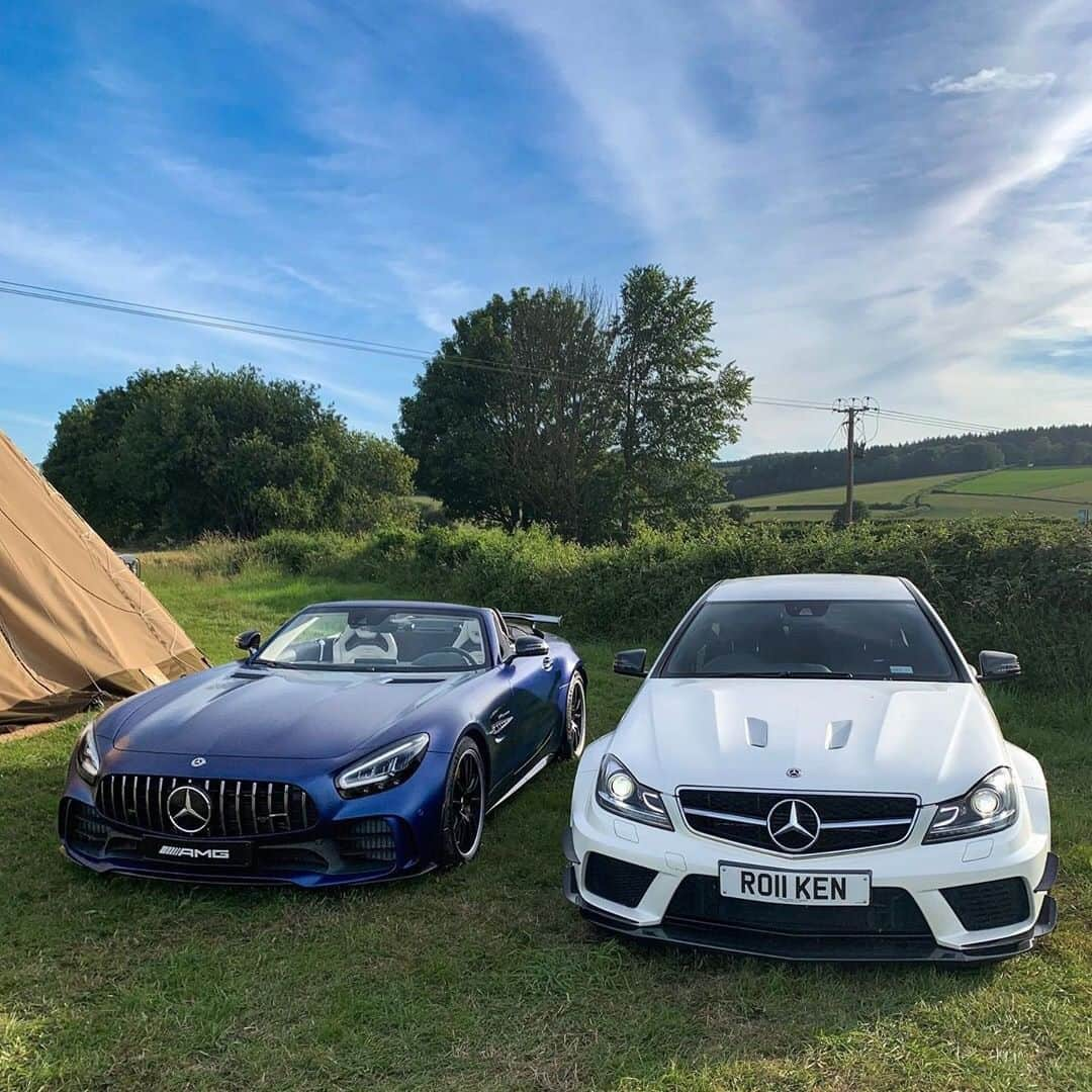 メルセデス・ベンツさんのインスタグラム写真 - (メルセデス・ベンツInstagram)「🔵 or ⚪ ? Photo by @rokenr . __________ [Mercedes-AMG GT R Roadster | Kraftstoffverbrauch kombiniert: 12,5 l/100 km | CO₂ -Emissionen kombiniert: 284 g/km | mb4.me/nefz/] . #MercedesBenz #🌟 #MercedesAMG #AMG #AMGGTR #DrivingPerformance #CClass #BlackSeries #mbfanphoto #MRAMG #leftorright #automotivedesign #chooseone #mbcar」7月11日 15時00分 - mercedesbenz