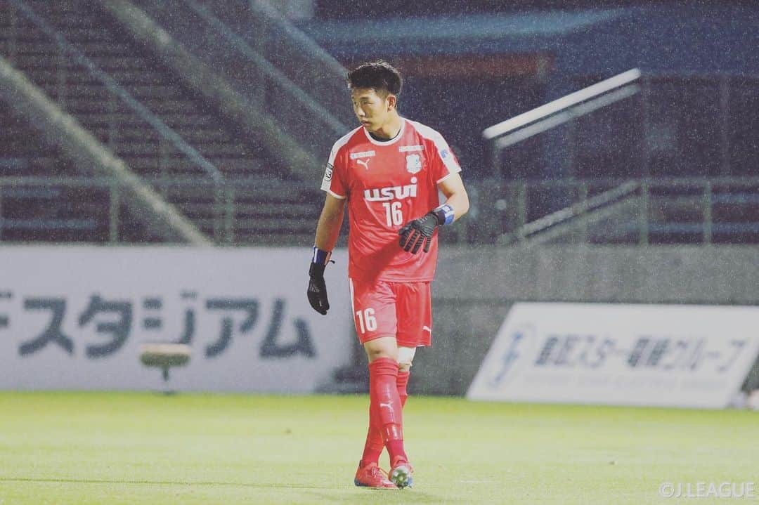 牲川歩見のインスタグラム：「鳥取戦  不甲斐ない結果だったが、今年やり続けているものは形になりつつある。あと一歩のとこまできているが、その一歩がなかなか届かない。 大きな一歩を踏み出せるように貪欲に追求していきたい。  #アスルクラロ沼津 #鳥取戦  #ホーム連勝するぞ！」