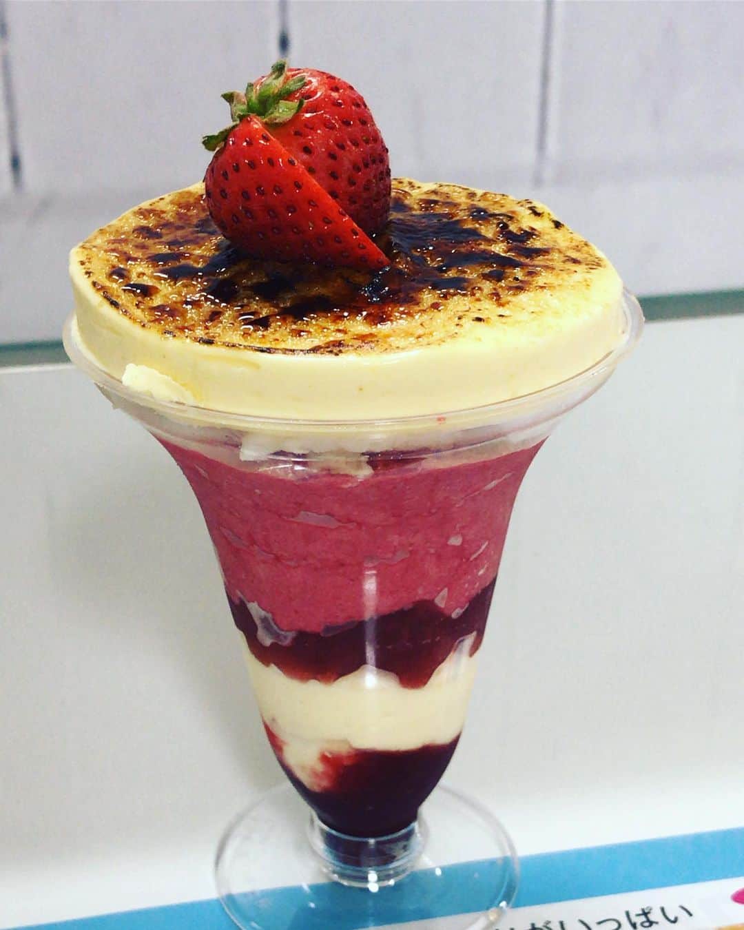 のインスタグラム：「#函館恋いちごブリュレパフェ🍓」
