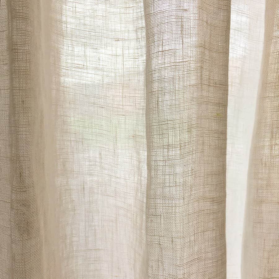 インテリアショップ メルサさんのインスタグラム写真 - (インテリアショップ メルサInstagram)「自然素材ならではの ナチュラルな透け感と素材感のある リネンのレースカーテンです。 リネンのカーテンというと お部屋側の厚手のドレープカーテンの生地を思い浮かべやすいのですが  レース生地もございます！ 7/20（土）からの 『Lif/Lin リネンカーテンフェア』では レースも全ラインナップご覧頂けます。 デザインも豊富ですのでぜひこの機会にお手にとってご覧下さい！  詳しいイベント内容は @merusa_interior  @liflin_linen  ホームページよりご確認下さい。  #Liflin #リフリン #リネン #リネンカーテン #リネンレース #リネンのある暮らし #リフリンリネンカーテンフェア  #新築 #マンション #リフォーム #リノベーション #ナチュラルインテリア  #自然素材 #自然素材の家づくり  #インテリアコーディネート #インテリアショップ #Merusa #豊岡 #兵庫」7月11日 15時12分 - merusa_interior