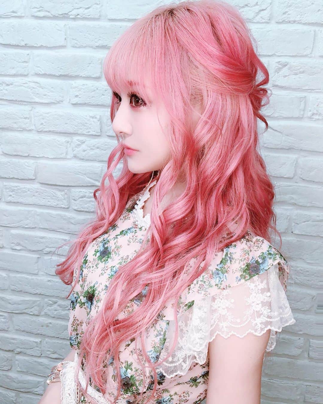 桜井莉菜さんのインスタグラム写真 - (桜井莉菜Instagram)「プライベートでヘアアレンジする時は大体こんな感じの髪型にしてもらう❤️ ヘアアクセは、ちえがくれたもの💓 一個こういうのがあれは使えるよね💗💗💗 アンディ @kei0926 いつもありがとー😍😍😍 #hair#haircolor#hairarrange#ヘアアレンジ#pink#pinkhair」7月11日 15時12分 - rina__sakurai