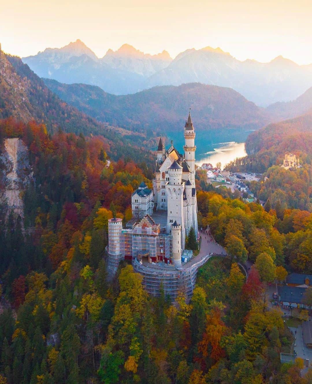 Wonderful Placesさんのインスタグラム写真 - (Wonderful PlacesInstagram)「Neuschwanstein Castle - Germany ✨💚💚💚✨ . Picture by ✨✨@donaldhyip✨✨ #wonderful_places for a feature 💚」7月11日 15時14分 - wonderful_places