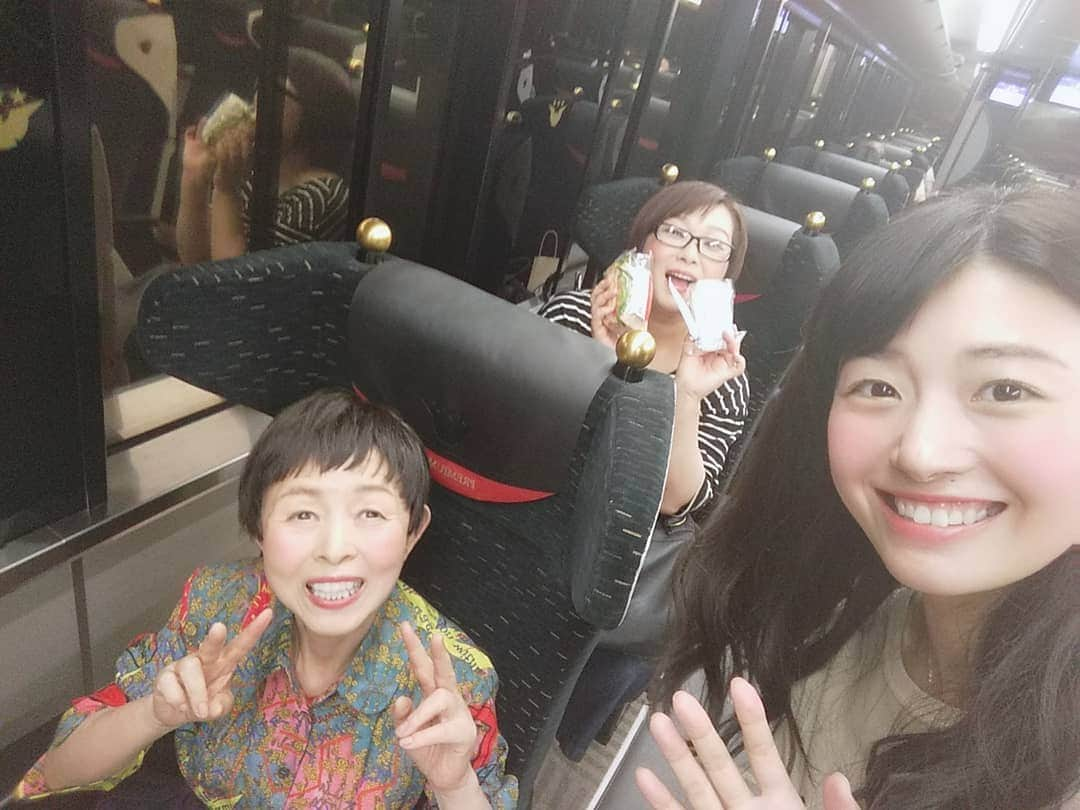 五十嵐サキさんのインスタグラム写真 - (五十嵐サキInstagram)「帰りの お京阪😃🍀🍀 #京阪電車  #プレミアムカー  と #スタバ のパンを #若井みどり師匠 に #奢って頂いた なう #ピクニック みたいな #帰り道  #よしもと祇園花月  #酒井藍ちゃん 座長週 #本日 も #盛り上がって いました #今日 も一回公演 #久しぶり に #血液検査 に行って来よう #皆様 も日々暑い中 #お身体にお気を付け下さいませ #よしもと新喜劇 #吉本新喜劇  #五十嵐サキ」7月11日 15時24分 - saki_igarashi