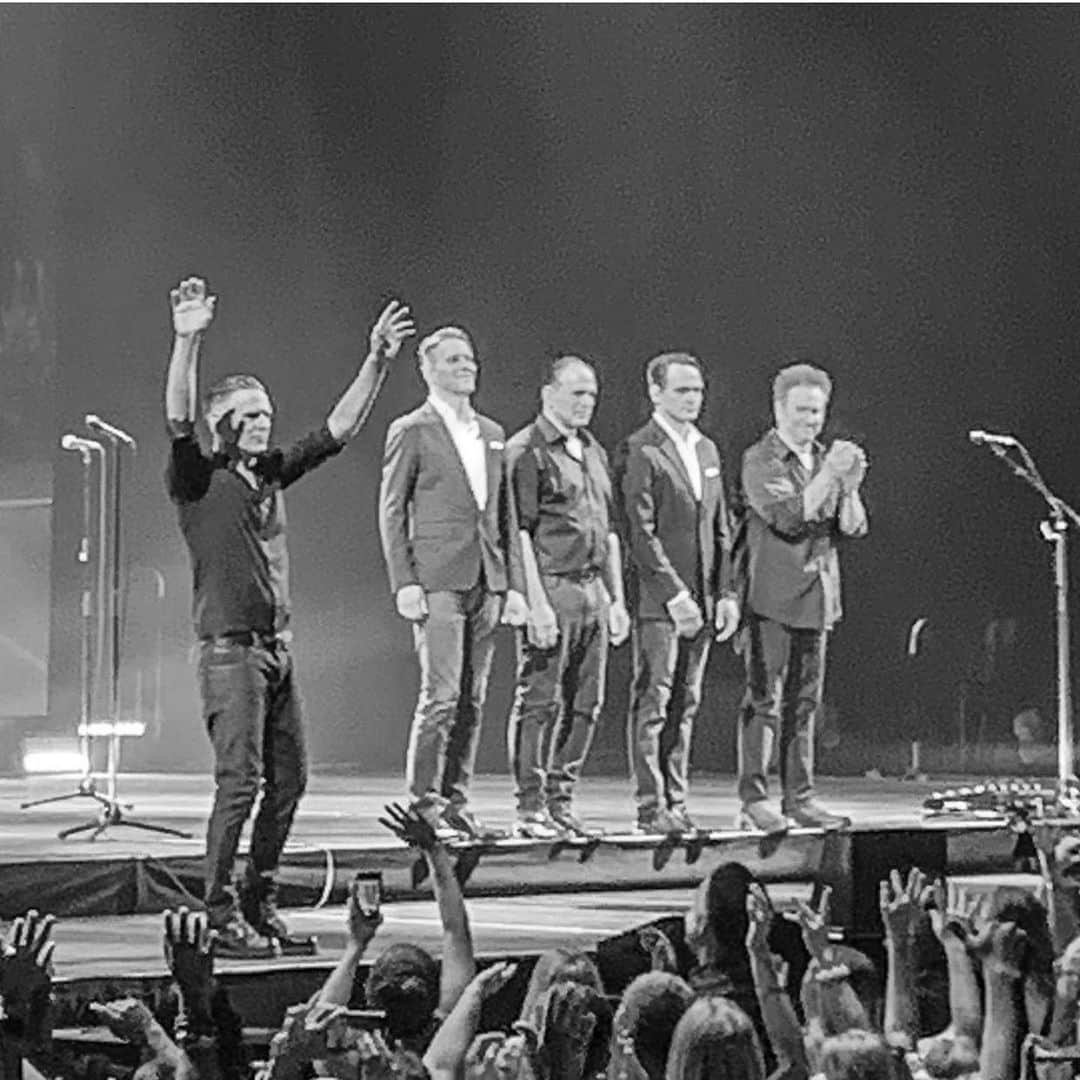 ブライアン・アダムスのインスタグラム：「Hands up Saskatoon! ❤️ #bryanadamsshinealight 📷 by @lisaguliak」