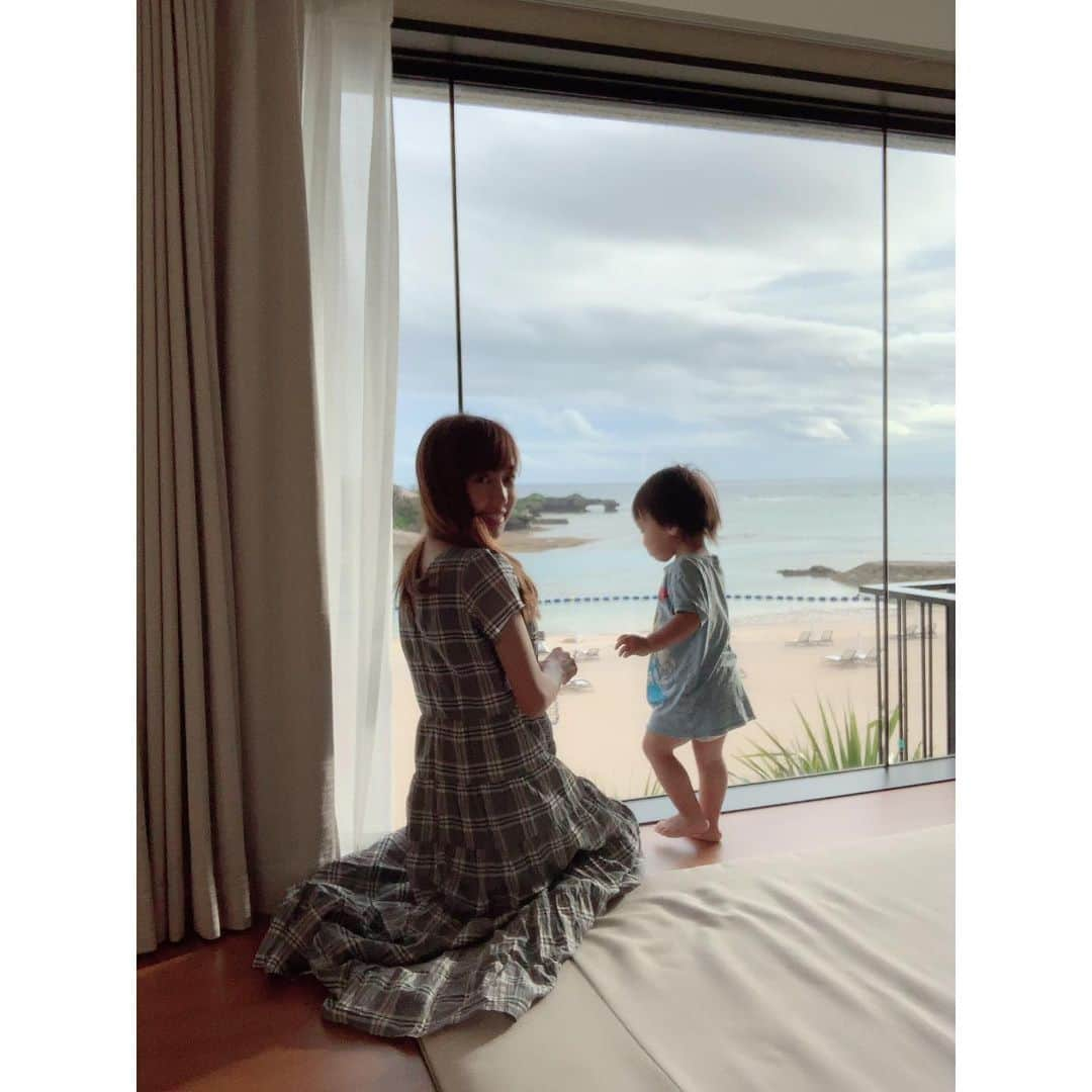 川崎希さんのインスタグラム写真 - (川崎希Instagram)「沖縄旅行🏝💓💓💓 質問多かったホテルはハイアットリージェンシー瀬良垣だよ〜 私はオーシャンビューの部屋がよかったから本館？じゃなくて別館みたいな場所に泊まったんだけど レストランやプールは全部本館にあるからいつもトゥクトゥクで本館まで移動してたよ🌟🌟🌟 トゥクトゥクは無料でずっとぐるぐる巡回してくれてるよ まだ完成して2年目くらいのホテルだから綺麗ですっごくおすすめ😊  #沖縄 #ハイアットリージェンシー瀬良垣 #赤ちゃん連れ旅行」7月11日 15時20分 - kawasakinozomi