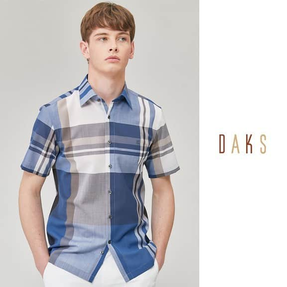 DAKS Koreaさんのインスタグラム写真 - (DAKS KoreaInstagram)「• DAKS Men  지난 5년간 매해 베스트셀러 자리를 놓치지 않는 닥스의 시그니처 카라셔츠✨ 무더운 여름, 셔츠 한장으로 고급스러운 느낌을 내고 싶다면 옷장에서 닥스를 골라보세요!  닥스 반팔 캐주얼 셔츠 #DMSH9B113N3  #닥스 #DAKS #19SS #여름셔츠」7月11日 15時20分 - dakskorea_accessories