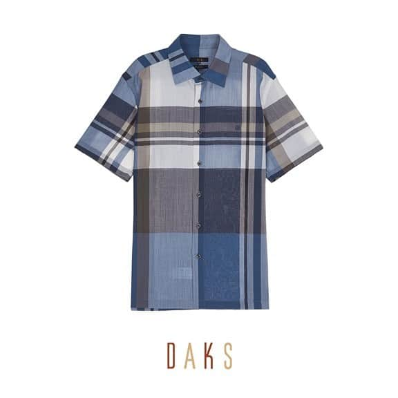 DAKS Koreaさんのインスタグラム写真 - (DAKS KoreaInstagram)「• DAKS Men  지난 5년간 매해 베스트셀러 자리를 놓치지 않는 닥스의 시그니처 카라셔츠✨ 무더운 여름, 셔츠 한장으로 고급스러운 느낌을 내고 싶다면 옷장에서 닥스를 골라보세요!  닥스 반팔 캐주얼 셔츠 #DMSH9B113N3  #닥스 #DAKS #19SS #여름셔츠」7月11日 15時20分 - dakskorea_accessories