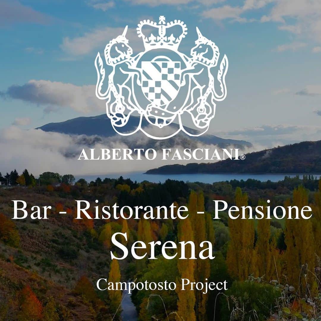 のインスタグラム：「Finalmente, dopo un periodo abbastanza lungo dovuto a impegni lavorativi  straordinari, è con vero piacere che torniamo con la mente e con il  cuore a parlare del meraviglioso paradiso naturale di Campotosto!  Riprendiamo il nostro giro intorno al lago, che in questo periodo offre  una vista spettacolare, con colori intensi che riempiono gli occhi,  raccontandovi di un bar/ristorante molto conosciuto e amato da chiunque  abbia visitato almeno una volta questo paese, un'icona per gli  escursionisti e soprattutto per gli appassionati delle due ruote! Leggi l’articolo completo qui >> https://it.albertofasciani.it/blogs/news/serena #albertofasciani #barristorantepensioneserena #campotostoproject」