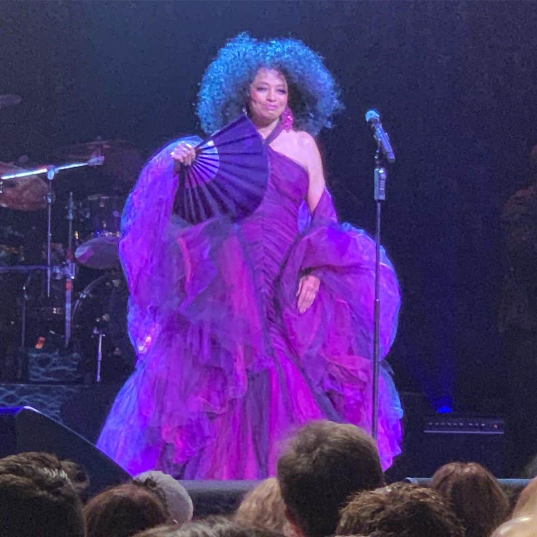 ジェニファー・ハドソンのインスタグラム：「This was my favorite gown ! Look at the purple ! She was so beautiful @dianaross」