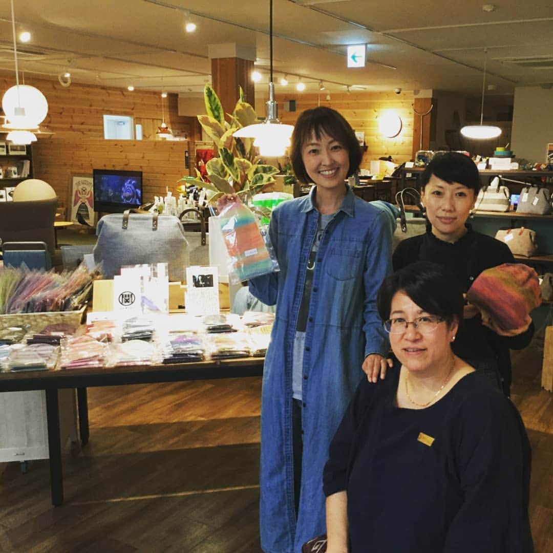 伊勢みずほさんのインスタグラム写真 - (伊勢みずほInstagram)「新潟市東区のナチュレ片山さん✨ 高品質な家具や雑貨、洋服がおしゃれに並ぶなか！！ amuamu (あむあむ)が😍😍😍 amuamuはお洒落ニット帽としてもケア帽子としても超おすすめです‼️ 抗がん剤治療を頑張っている方への贈り物としても人気です✨  ぜひ触ってみて amuamuの柔らかさと優しさと軽さを感じて欲しいにゃ🐈  #ナチュレ片山  #amuamu  #ケア帽子 #あむあむ #アムアム #ナチュラル #スローライフ #抗がん剤治療 #応援しています #みんな元気になーれ❕ #脱毛 #心を軽く #新潟市 #東区 #高級家具 #高品質 #触ってみて #プレゼント #ギフト #贈り物 #🎁 #伊勢みずほ」7月11日 15時34分 - isemizuhoo