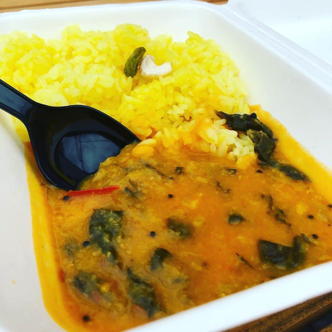 久保ミツロウのインスタグラム：「池袋東武で今日から始まった「カレーとうつわと」で昼ご飯！ エリックサウスのチキンカレー(二人で半分)と豆とほうれん草のカレー(軽盛り) チキンはもちろんすごく美味しかったけど、豆とほうれん草のがしみじみと美味さが残って至高…もっと色々な店のも食べたかった〜。 器は笠間焼で薄くて軽い念願の楕円形のやつを購入。あとナッツ買った。 家に帰ってすぐ仕事頑張ります〜」