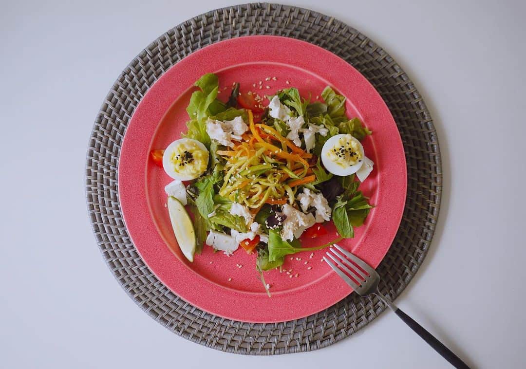 Risako Yamamotoさんのインスタグラム写真 - (Risako YamamotoInstagram)「お家サラダ🐰🥕 ・ この間作って美味しかったベジパスタ再び♡🌀 ・ oisixさんで来たササミのフレークが美味しかった🐣 スーパーで見つけた美味しそうなカマンベールチーズもon😋🧀 ・ ・  #salad #サラダ #サラダランチ #slohasholic #healthylifestyle #eatclean #わっちのサラダ #vegepasta #ベジパスタ #wacchiskitchen」7月11日 15時38分 - risako_yamamoto