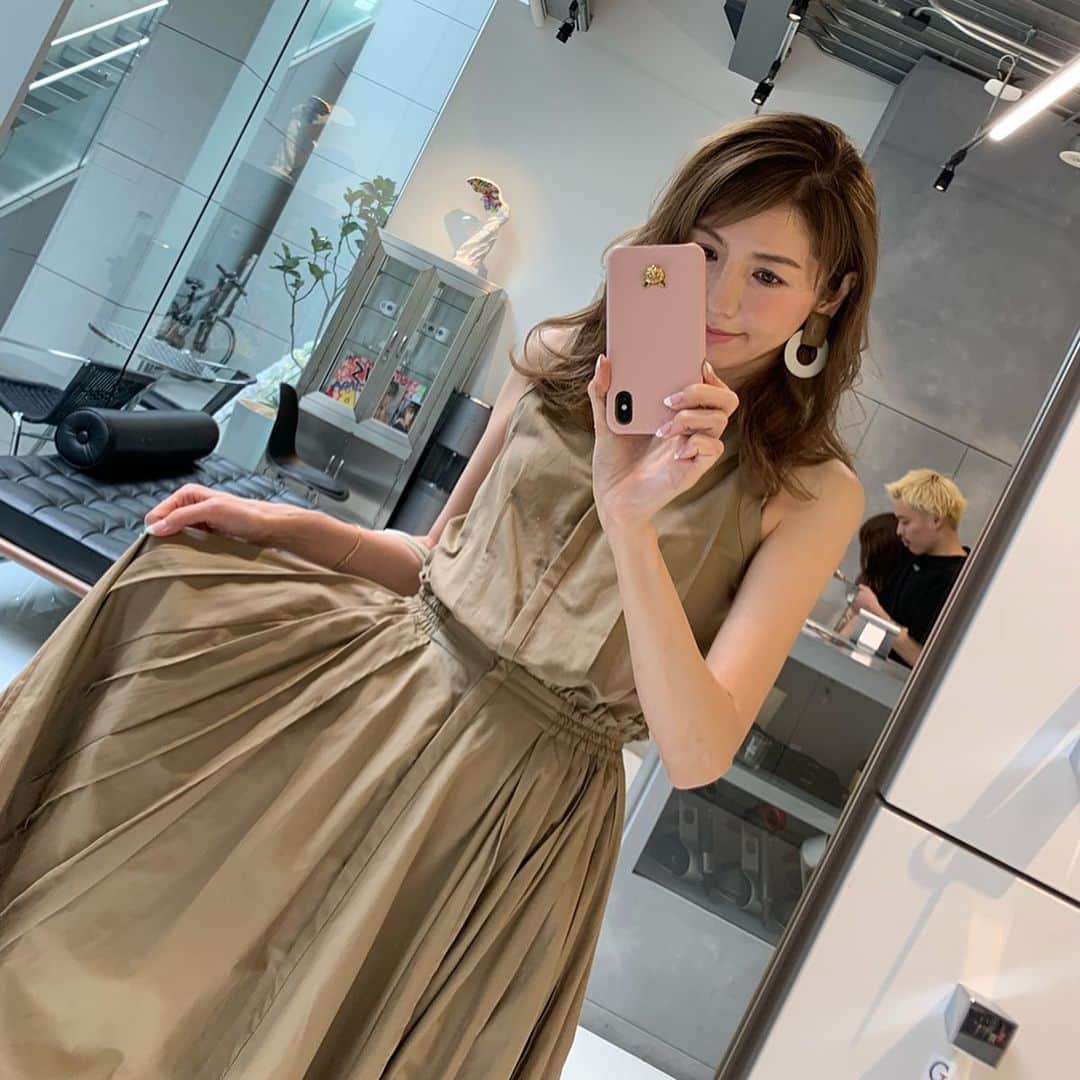 美香さんのインスタグラム写真 - (美香Instagram)「お気に入りの @casa_fline のボックスプリーツワンピース👗 パリッとした素材で、立体的に広がるスカートが美しくて素敵💗 白と迷ってベージュに！ #casafline #カーサフライン」7月11日 15時41分 - mikaofficial99