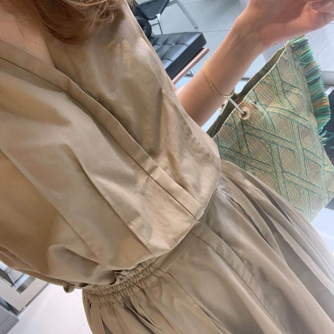 美香さんのインスタグラム写真 - (美香Instagram)「お気に入りの @casa_fline のボックスプリーツワンピース👗 パリッとした素材で、立体的に広がるスカートが美しくて素敵💗 白と迷ってベージュに！ #casafline #カーサフライン」7月11日 15時41分 - mikaofficial99