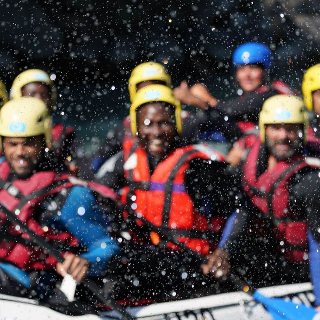 マプ・ヤンガ＝ムビワさんのインスタグラム写真 - (マプ・ヤンガ＝ムビワInstagram)「😂🌊🚣🏿‍♂️ Hier aprem, rafting avec les coéquipiers ! Excellente activité pour la cohésion de groupe et travailler le haut du corps ! 💪🏿 #rafting #preseason #stage」7月11日 15時44分 - mapou.yangambiwa