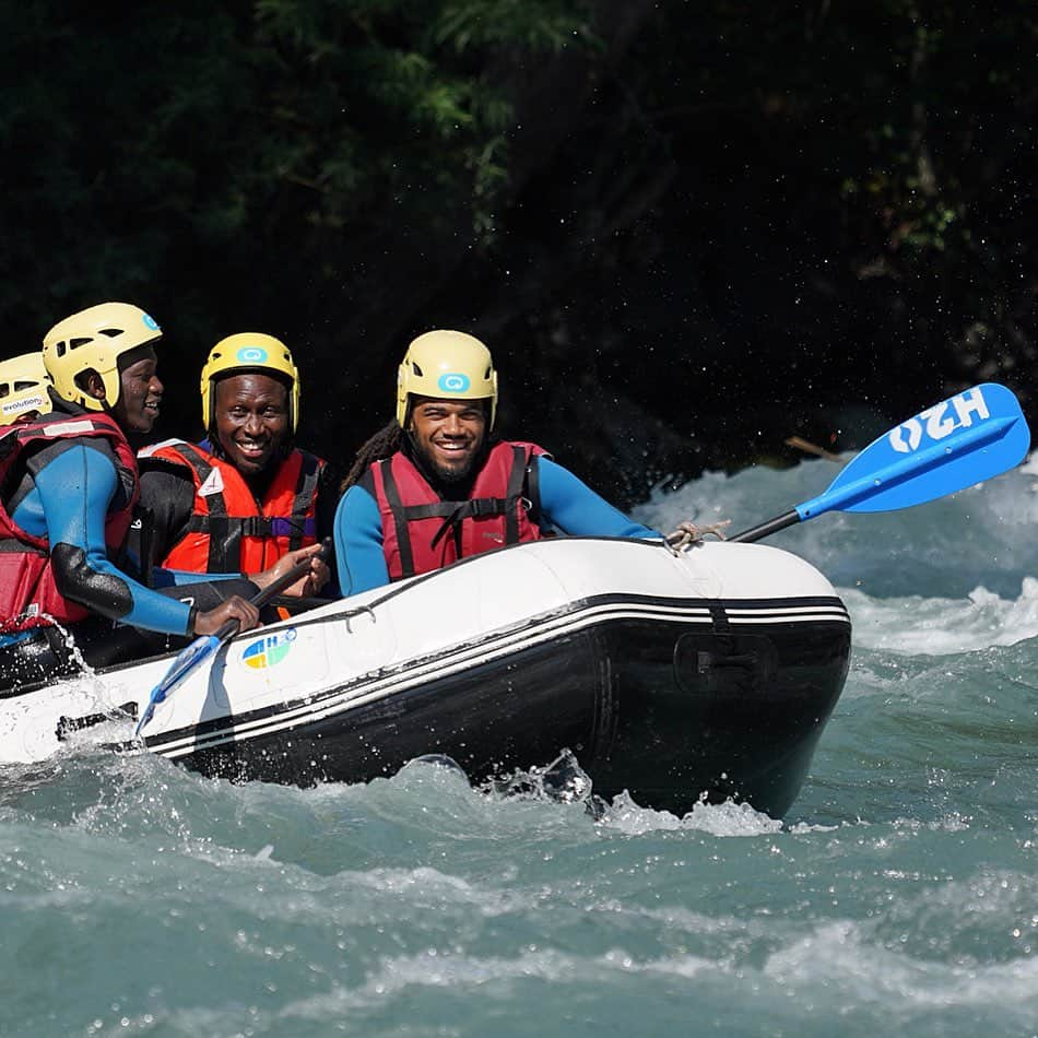 マプ・ヤンガ＝ムビワさんのインスタグラム写真 - (マプ・ヤンガ＝ムビワInstagram)「😂🌊🚣🏿‍♂️ Hier aprem, rafting avec les coéquipiers ! Excellente activité pour la cohésion de groupe et travailler le haut du corps ! 💪🏿 #rafting #preseason #stage」7月11日 15時44分 - mapou.yangambiwa