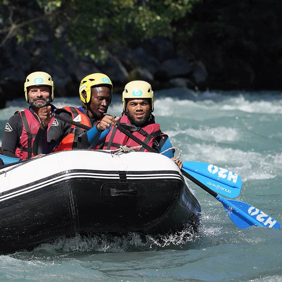 マプ・ヤンガ＝ムビワさんのインスタグラム写真 - (マプ・ヤンガ＝ムビワInstagram)「😂🌊🚣🏿‍♂️ Hier aprem, rafting avec les coéquipiers ! Excellente activité pour la cohésion de groupe et travailler le haut du corps ! 💪🏿 #rafting #preseason #stage」7月11日 15時44分 - mapou.yangambiwa