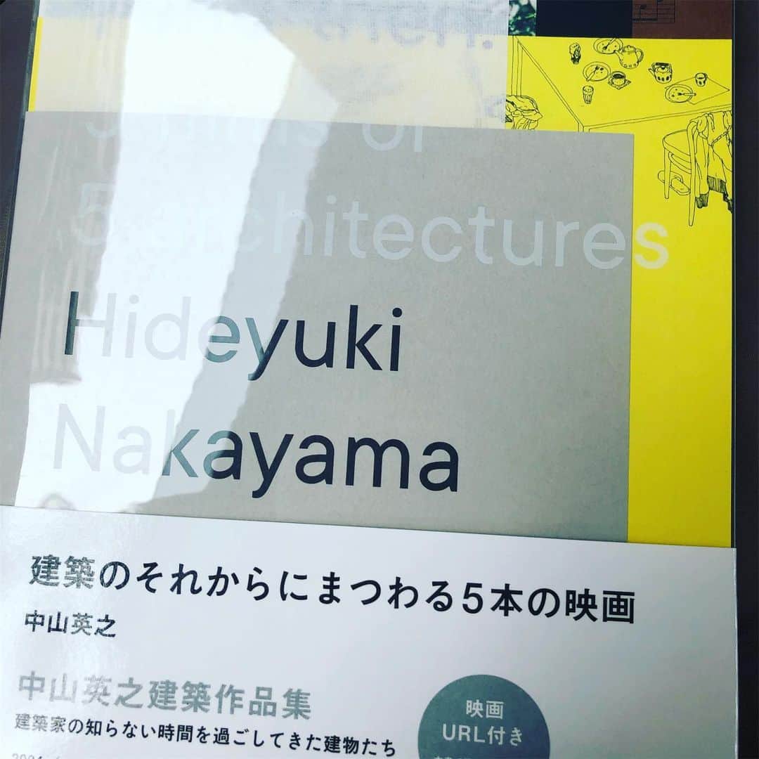 ひうらさとるのインスタグラム：「オピーかポルタンスキーか迷ったんだけど、中山英之展,and then に再び。建築家中山さんの作ったお家で過ごす依頼者ご家族の日常映画が淡々とものすごく心地よいんだよねぇ。特に10層の二階建ての家の「弦と弧」が好き。画集も買ったので、家でも観れる。嬉しい。 #中山英之展andthen」