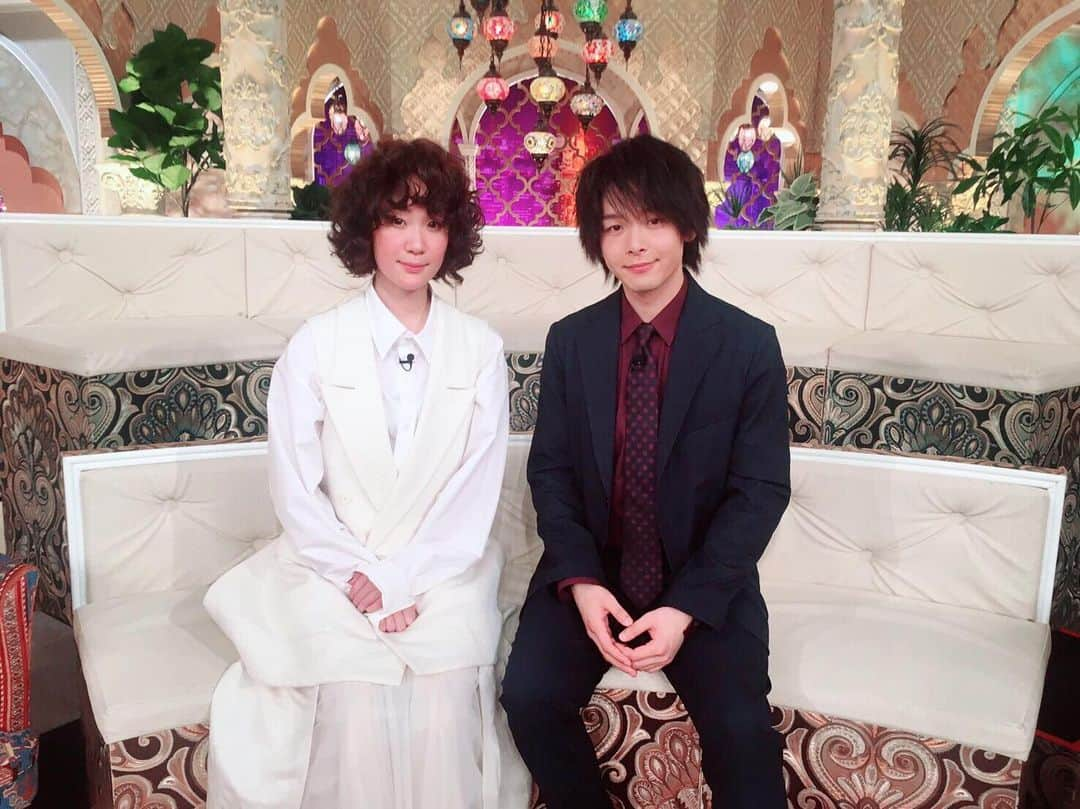 TBS ドラマ「凪のお暇」のインスタグラム：「こんや10時から、 🌜櫻井・有吉THE夜会🌛 華さんと倫也さんご出演です。  出待ちをするほど好きな人いますか？ 華さんにはいます。  激辛なものは好きですか？ 倫也さんは好きです。  そんなこんなで盛りだくさんな 1時間になりそうです。 雨だしおうちでみましょう☂️ #櫻井・有吉THE夜会 #凪のお暇 #なぎのおいとま #黒木華 #中村倫也」