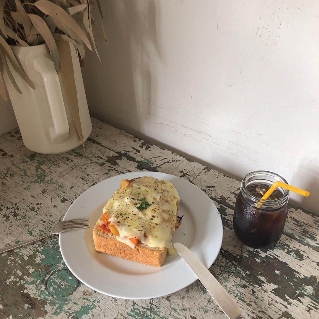 柏山奈々美さんのインスタグラム写真 - (柏山奈々美Instagram)「前にランチで訪れたカフェ☕️ 雰囲気が凄く好きでパンもとても美味しいのです。 このトーストの中にはチーズとミネストローネがたっぷり入ってて美味しかったです😌✨ #カフェ #cafe #カフェ巡り #カフェ活 #カフェ好き  #東京カフェ #カフェ好きな人と繋がりたい #cafe巡り #カフェスタグラム  #cafe #retrip_cafe #cafestagram  #인스타그램 #카페 #카페스타그램 #카페그램 #laviealacampagne」7月11日 15時59分 - nanamikashiyama