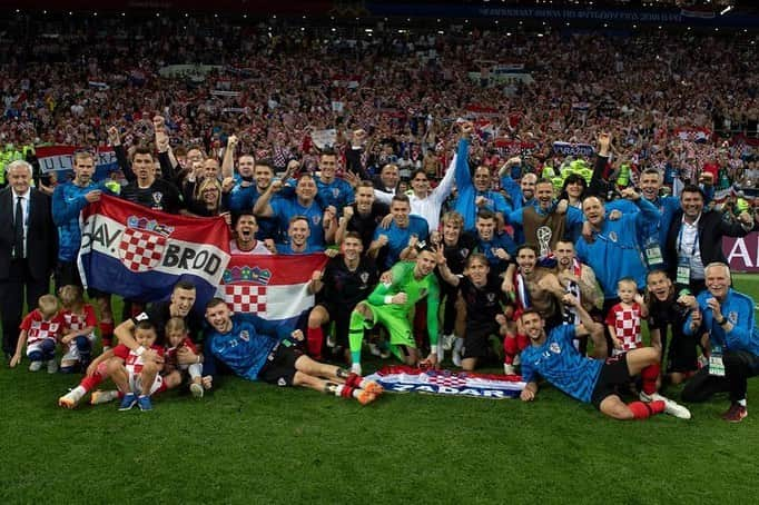 マリオ・マンジュキッチさんのインスタグラム写真 - (マリオ・マンジュキッチInstagram)「Sve ostalo je povijest... 🇭🇷❤🎉🥈 #Croatia #točnogodinudana #polufinale  #budiponosan  The rest is history...🇭🇷❤🎉🥈 #Croatia #oneyearago #worldcup #semifinal #CROENG  #winninggoal #mm17🌪」7月11日 15時53分 - mariomandzukic