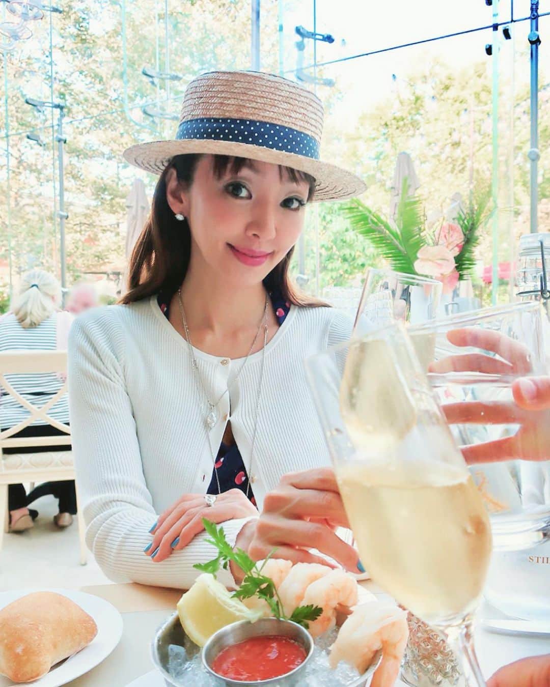 神田うのさんのインスタグラム写真 - (神田うのInstagram)「無事に帰国してきましたよ🛬☺️ こちらはニューヨーク最終日に行ったレストランです😊 セントラルパーク内にあるとても素敵なレストランでした😍 お勧めです❣️（子連れにも最高😊） 東京に帰ってきてかなりバタバタしています😅 また書きますね❗️ #centralpark#park #nyc#newyork#newyorkcity#manhattan#セントラルパーク#公園#マンハッタン#ニューヨーク#ニューヨーク旅行#家族旅行#神田うの#unokanda」7月11日 15時56分 - unokandaofficial