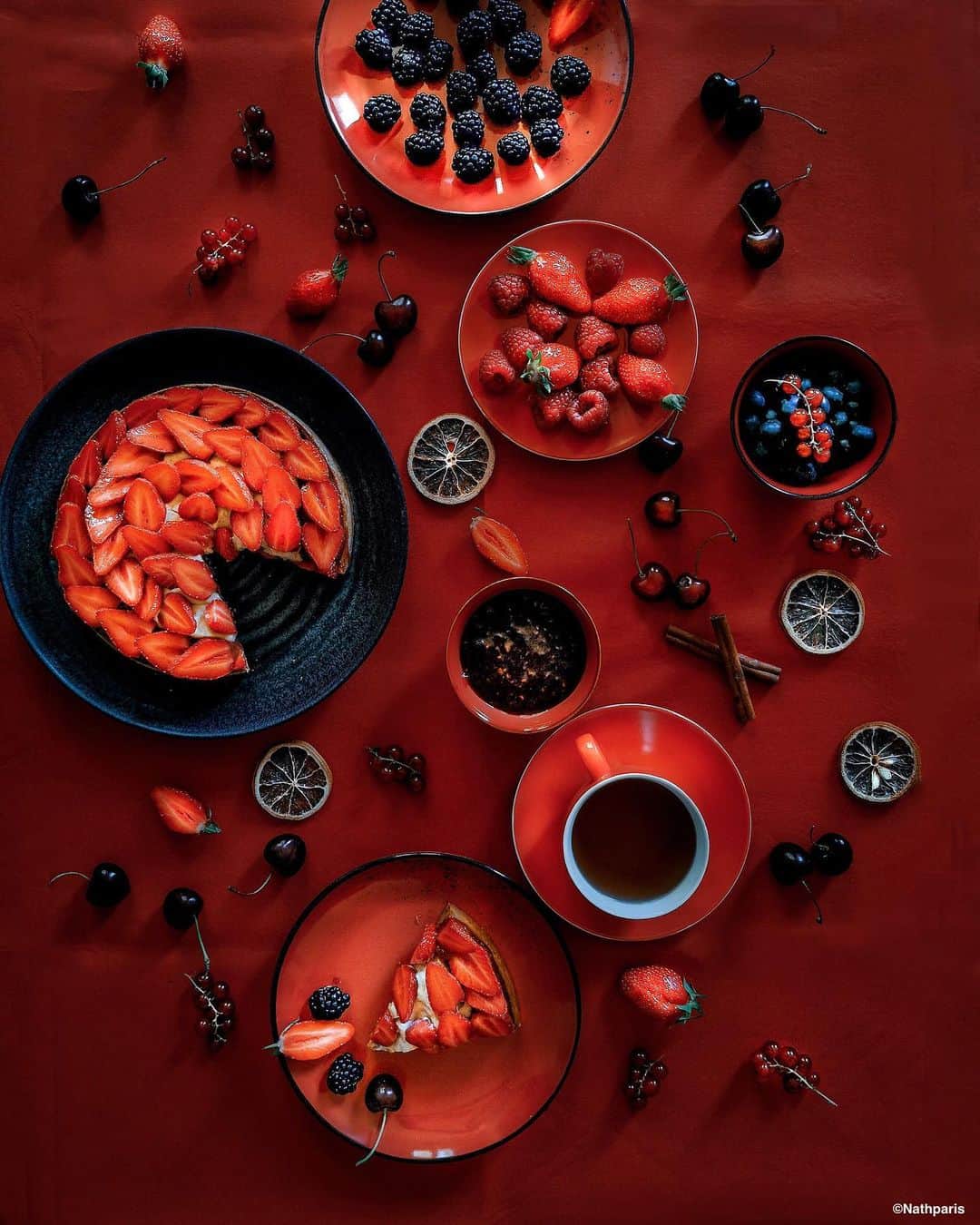 nathparisのインスタグラム：「Tea Time! Le moment idéal pour déguster une merveilleuse tarte aux fraises accompagnée des fruits de saison 😋 Le concours #HuaweiShot continue sur le thème « Color Block » ! Partagez vos photos colorées avec les hashtags #HuaweiShot et #HuaweiColorBlock. Les plus belles photos seront partagées sur le compte @HuaweiMobileFr ! . Photo prise avec le #HuaweiP30Pro」
