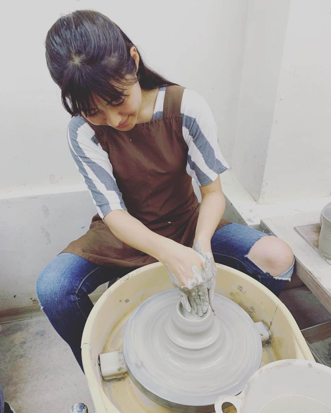 瀧本美織のインスタグラム：「粘土気持ちいい！！ なんて楽しいのだ🤩🎉 #ろくろを回したい #欲望に駆られて #陶芸 #出来上がり楽しみ #オンリーワン #小さい女の子に #お姉ちゃん上手 って言ってもらえた😍」