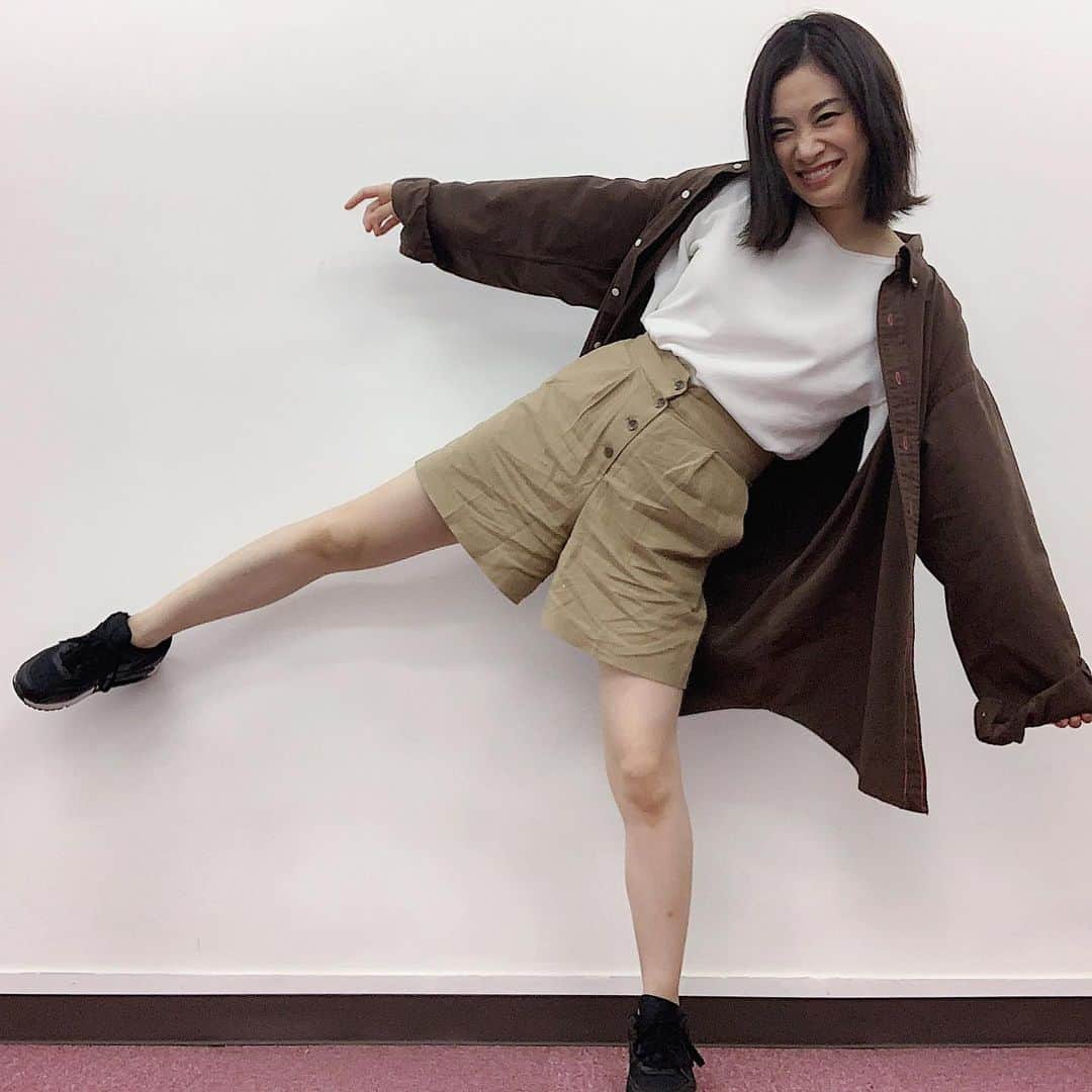 鈴木芳奈のインスタグラム：「なんだか、寒い毎日ですが、どうしても今年流行りのショートパンツ履きたくてはいてみた 羽織りはビッグサイズのシャツが凄く好き♪いろんな色のビッグサイズほしいなぁ〜 謎ポーズ✌️ シャツ #ralphlauren  トップス #senseofplace  ボトムス #milaowen  スニーカー #nike  #fashion #japan #actress」