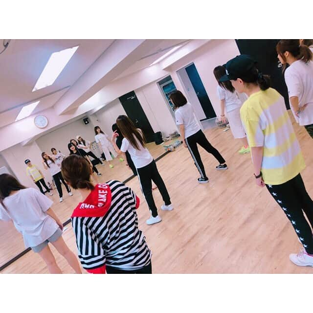 三島ゆかりさんのインスタグラム写真 - (三島ゆかりInstagram)「SDGの新曲ダンスレッスン✨🎵 さすがに朝10時〜夕方17時までずっと踊りっぱなしで疲れた😂🍎 振り自体は全然難しくないんやけど、しゃがんで立ち上がるって動きが多いから、それが足がツラくて、、🦵💦 来月のお披露目ライブ、楽しみにしててください💖😆 #sdg #dance #lesson #newsingle #スーパードーム #イメージガール #sunnydaygirls #筋肉痛 #疲れたけど #楽しかった #来月 #お披露目 #ライブ #お楽しみに #見に来てね #三島ゆかり #西澤未希 #水木美帆 #鳳ゆま #柚月めい #佐藤夢 #星崎柑那 #内田瑞穂 #白浜さち #原ゆずな #応援よろしくお願いします #followｍe」7月11日 16時02分 - apple340