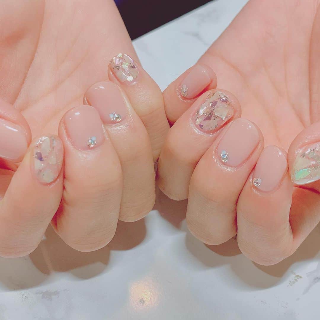 わちみなみのインスタグラム：「2年ぶりにネイルをしました🥰﻿ ﻿ @jun2116_official  派手な感じに目がなれず、﻿ びびってしまい﻿ シンプル目にしてもらいました🥺﻿ ﻿ あ、ちょっと待ってください！﻿ やっぱりシンプルに、、と﻿ 止めてすみませんでした😱﻿ ﻿ あとジェルを固める光の熱さにびっくりして﻿ 手を握ってしまい﻿ 若干やり直ししていただいて﻿ しまったことも反省しています。。笑﻿ ﻿ 手元のキラキラに目が慣れてきて﻿ つい見てしまいます🥺カラスか！﻿ ﻿ 次はフットネイルもしよう🥰﻿ かわいいです😍 #shell #nails #わちネイル」