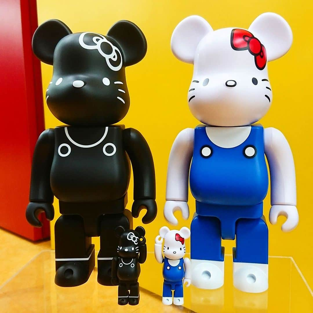 MEDICOM TOYさんのインスタグラム写真 - (MEDICOM TOYInstagram)「🐱🎀 © 1976, 2019 SANRIO., LTD.  #hellokitty #kitty #sanrio #bearbrick #medicomtoy #ハローキティ #キティちゃん #サンリオ #ベアブリック #メディコムトイ」7月11日 16時18分 - medicom_toy